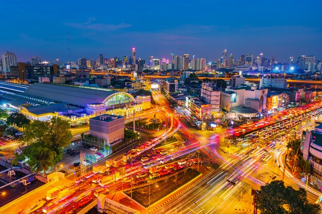 Verkehr an der Kreuzung Hua Lamphong und am Bahnhof Hua Lamphong in der Dämmerung in Bangkok