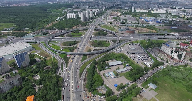 Verkehr auf dem Moskauer Autobahnkreuz