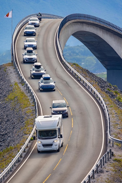 Foto verkehr auf der atlantic ocean road oder der atlantic road atlanterhavsveien norwegen