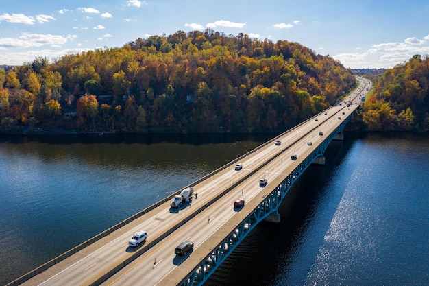 Verkehr auf der Autobahn durch Herbstfarben auf Cheat Lake Morgantown WV mit I68-Brücke