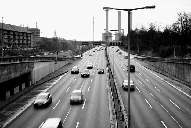 Foto verkehr auf der autobahn in der stadt