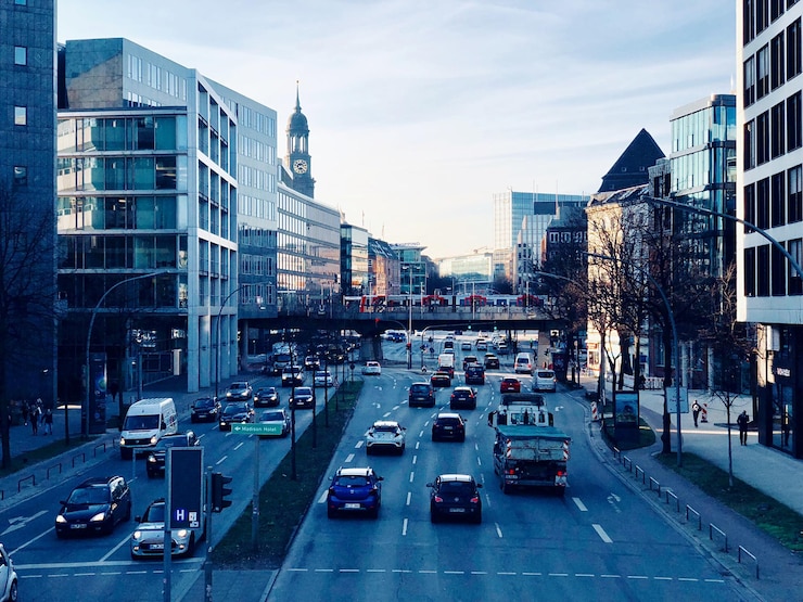 Foto verkehr auf der straße in der stadt gegen den himmel