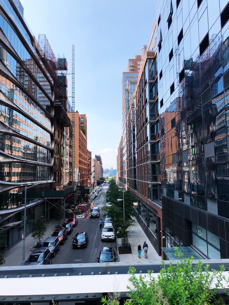 Foto verkehr auf einer stadtstraße durch gebäude gegen den himmel