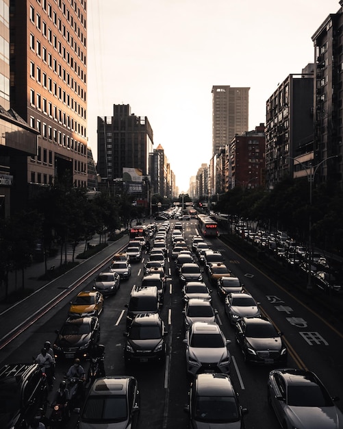 Verkehr auf einer Stadtstraße inmitten von Gebäuden gegen den Himmel
