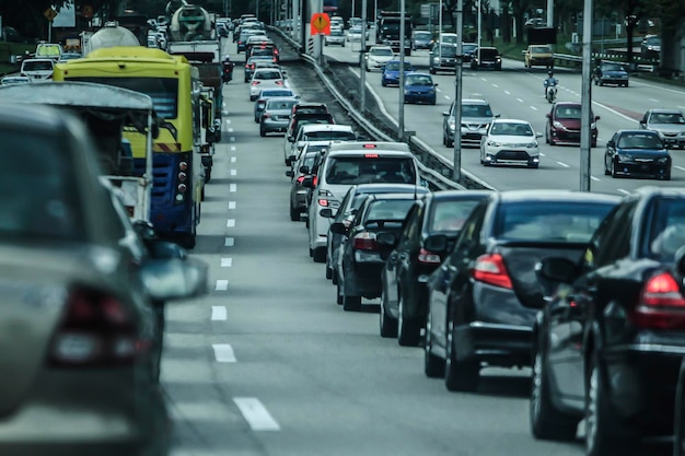 Verkehr auf einer Stadtstraße