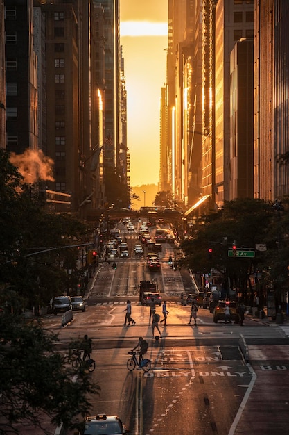 Foto verkehr auf stadtstraßen und gebäuden bei sonnenuntergang