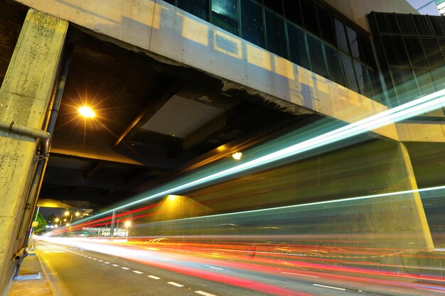 Verkehr in der Stadt bei Nacht