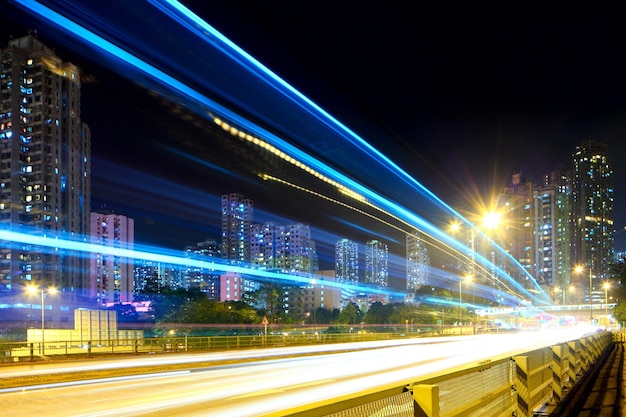 Verkehr in der Stadt bei Nacht