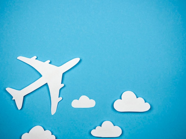 Verkehrsflugzeug auf blauem Hintergrund in den Wolken Das Konzept der Reiseruhe und des Fluges