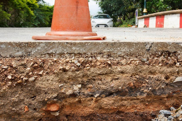 Verkehrskegel am Straßenabschnitt im Bau.