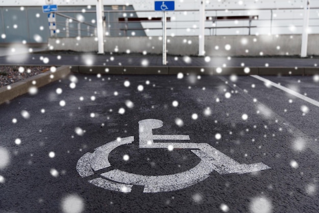 Foto verkehrsregeln und straßenverkehrsordnung-konzept - parkplatz-verkehrsschild für behinderte im freien über schnee
