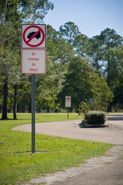 Verkehrsschild, das das Parken auf dem Gras im Park verbietet