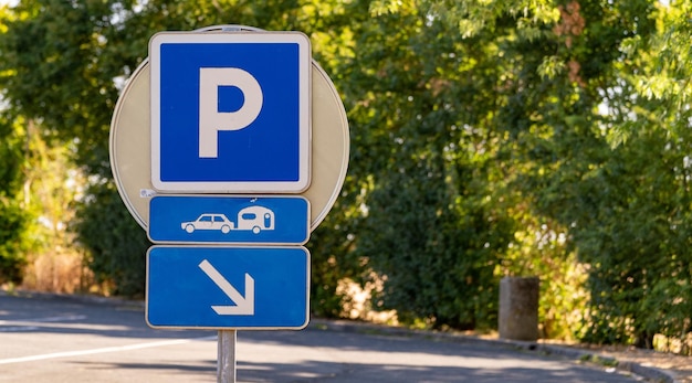 Foto verkehrsschild gegen bäume