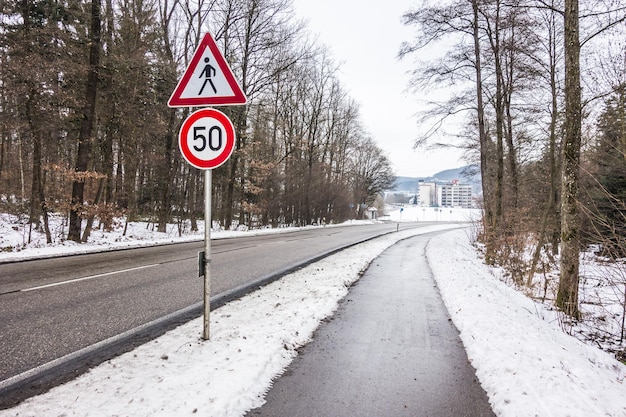 Verkehrsschild im Winter