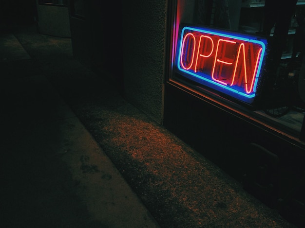 Verkehrsschild in der Nacht