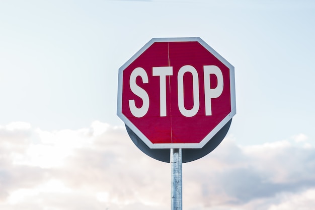 Verkehrsschild stop und wolken