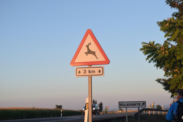 Foto verkehrsschild vor klarem himmel