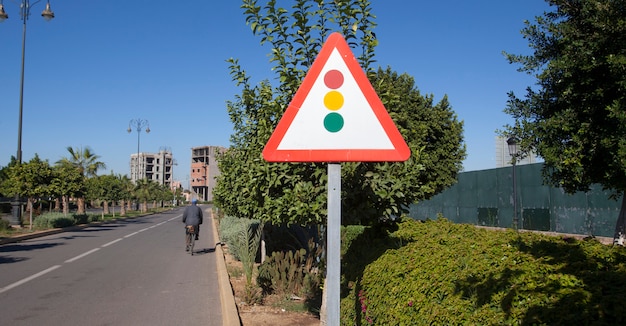 Verkehrsschilder. Straßenschild. triffic Lichtzeichen auf einer Straße