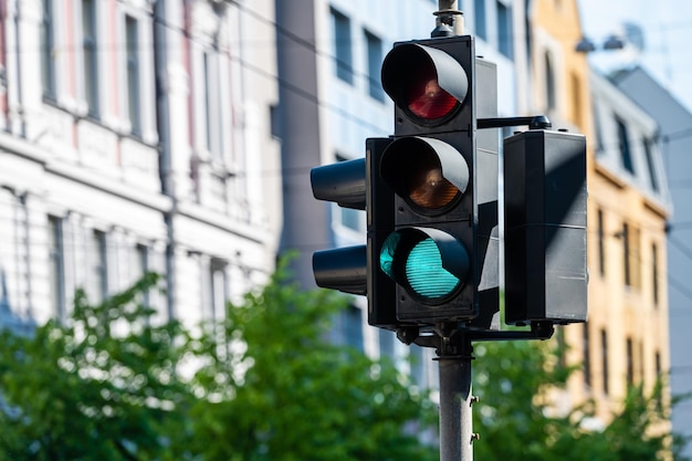 Verkehrssemaphor mit grünem Licht auf dem Hintergrund der defokussierten städtischen Straße