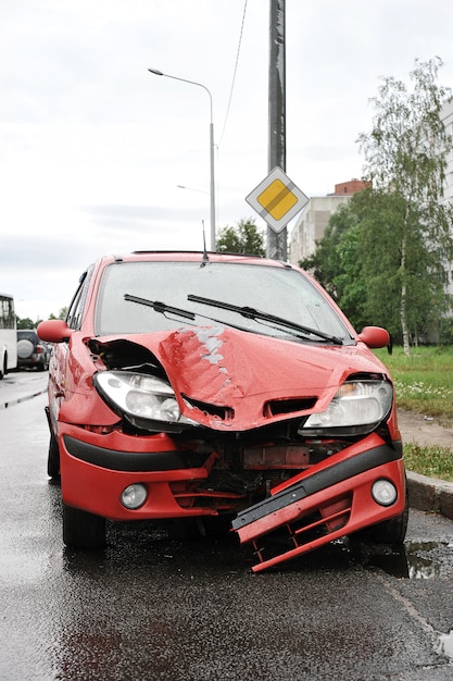 Verkehrsunfall mit rotem autounfall