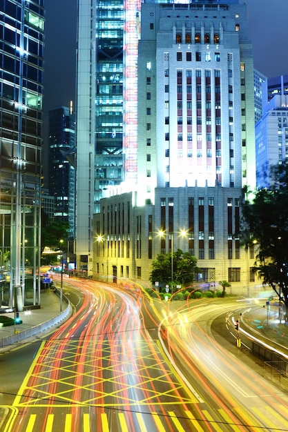 Verkehrsweg in der Stadt Hongkong bei Nacht