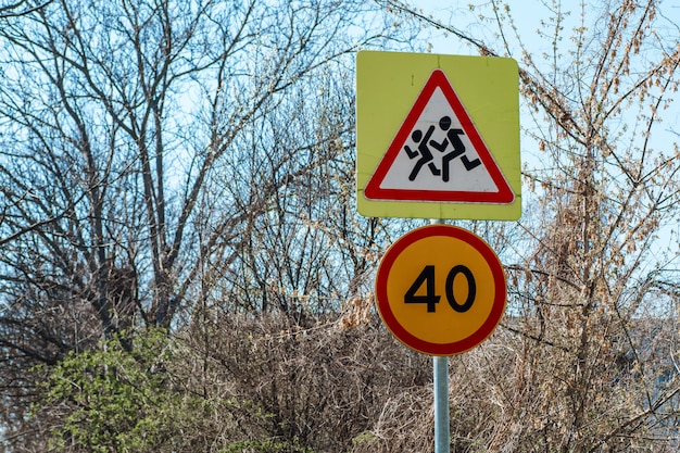 Foto verkehrszeichen achtung kinder und geschwindigkeitsbegrenzung 40