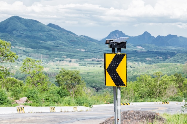 Verkehrszeichen auf Bergstrecke