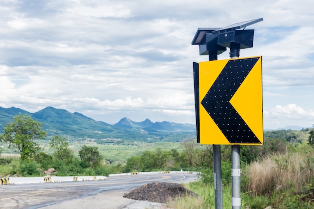 Verkehrszeichen auf Bergstrecke