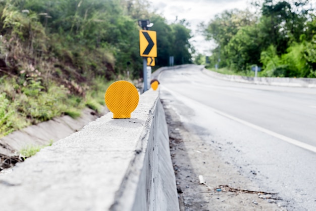 Verkehrszeichen auf Bergstrecke