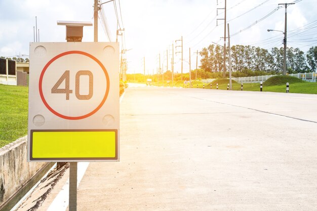 Verkehrszeichen auf Straße im Industriegebiet