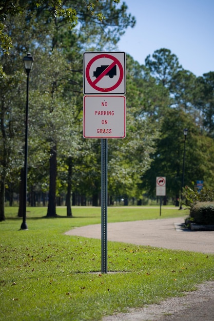 Verkehrszeichen, das das Parken auf dem Gras im Park verbietet Natur-Verkehrszeichen im Rastplatz