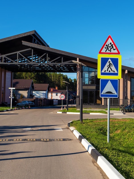 Verkehrszeichen Fußgängerüberweg Fußgängerüberweg Warnung Verkehrszeichen verschiedene Verkehrszeichen