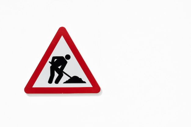 Verkehrszeichen - Gefahr durch Werke, auf weißem Hintergrund.