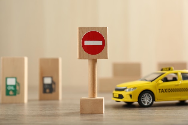 Verkehrszeichen Kein Eintrag und Spielzeugtaxi auf Holztisch Bestehen der Führerscheinprüfung