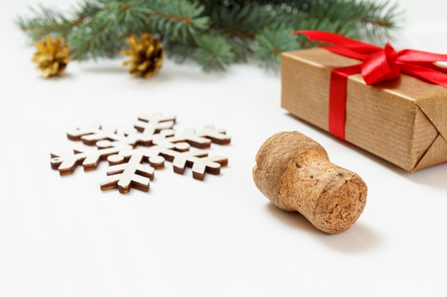 Verkorken Sie eine Geschenkbox und einen natürlichen Tannenzweig mit Zapfen