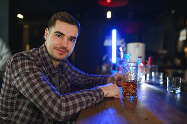 Verkostung eines guten Bieres Porträt nachdenklicher Männer, die an der Bar Bier trinken