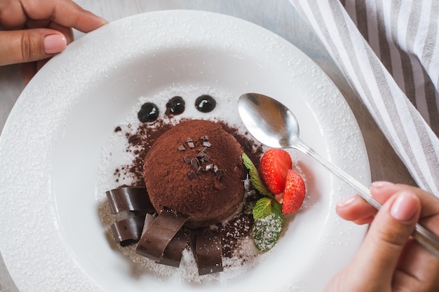 Verkostung eines köstlichen Schokoladendesserts für echten Gourmet.