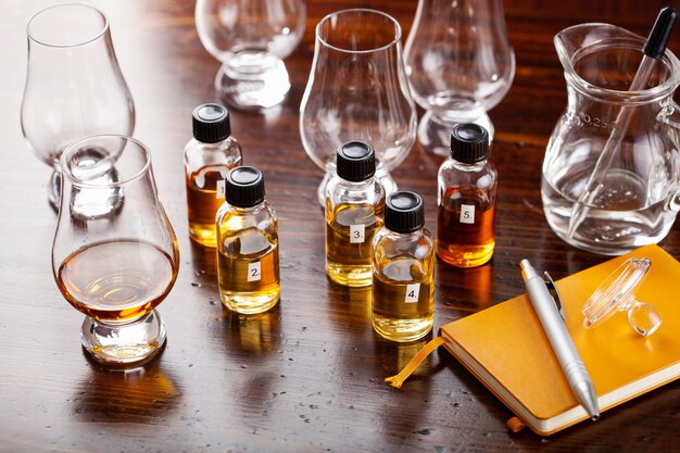 Foto verkostung von flaschen und gläsern whisky-brandy-cognac zu hause