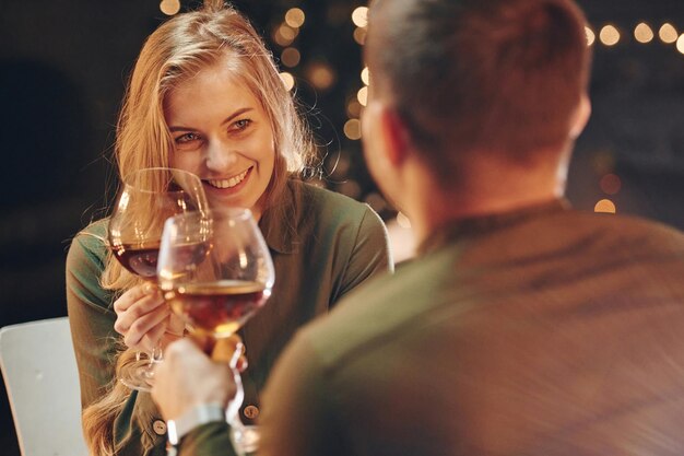 Verkostung von Wein Junge schöne Paare haben zusammen ein romantisches Abendessen im Innenbereich