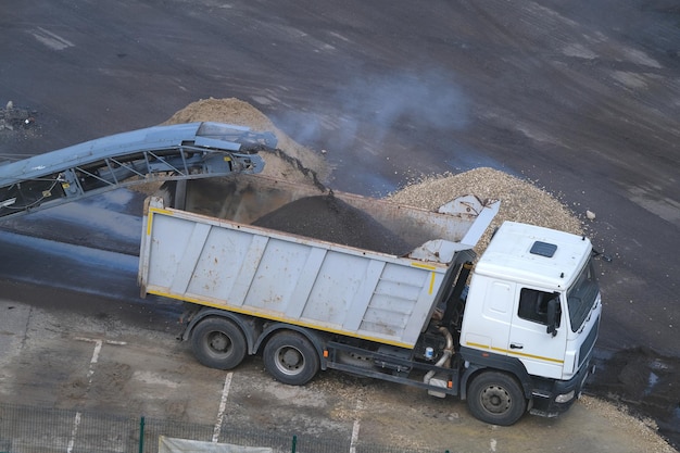 Verladen von recyceltem Asphalt auf LKW-Straßenentfernungsfräsmaschine, Asphaltwartungssanierung