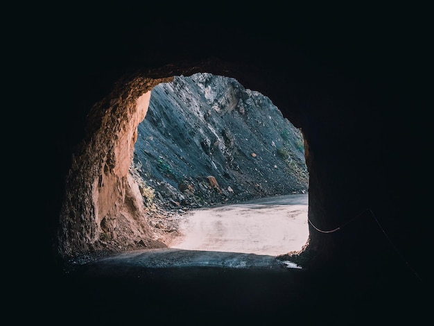 Verlassen Sie den dunklen Bergtunnel