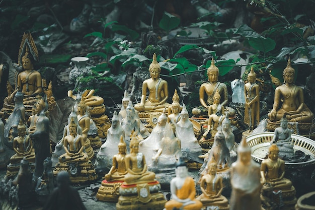 Foto verlassen sie die zerbrochene buddha-skulptur im tempel