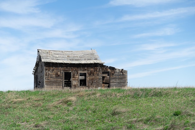 Verlassene Bauernscheune auf dem Feld in Alberta