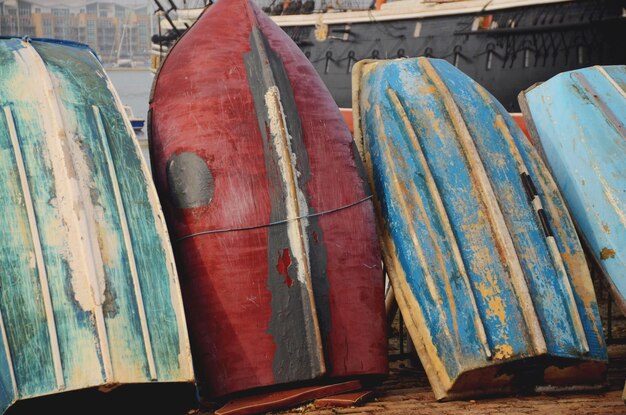 Foto verlassene boote im hafen