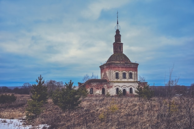 Verlassene cosmodamische Kirche, zerstörte Kirche von Cosmas und Damian, verlassener christlicher Tempel, Tempel gegen blauen Himmel