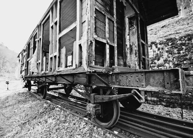 Foto verlassene eisenbahnwagen auf schienen