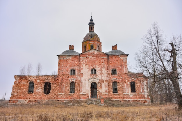 Verlassene Erlöserkirche in Saltykovo.