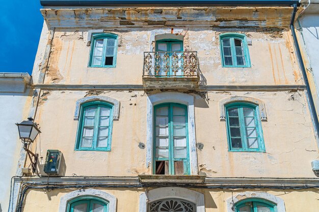 Verlassene Fassade eines alten Gebäudes