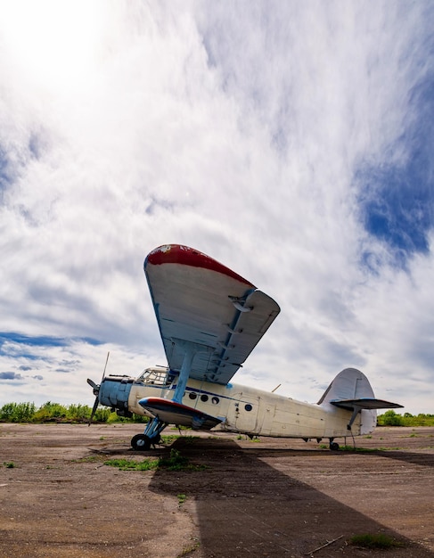 Verlassene Flugzeuge alt an2 im Freien