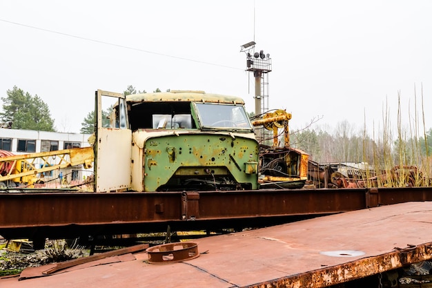 Verlassene Geräte und Maschinen in der Sperrzone von Tschernobyl in der Ukraine